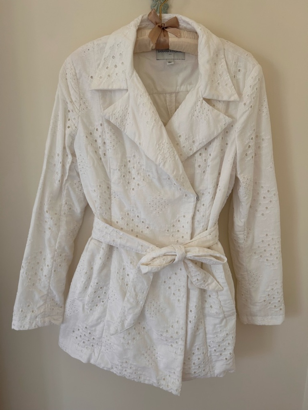 Banana Republic White Linen Trench Coat with Eyelet Details  
Size: Large
EUC